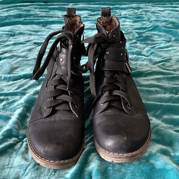 Black studded boots size 8 - Picture 3 of 4